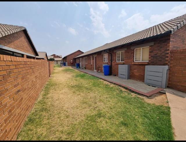 2 BEDROOM TOWNHOUSE FOR SALE IN MONAVONI